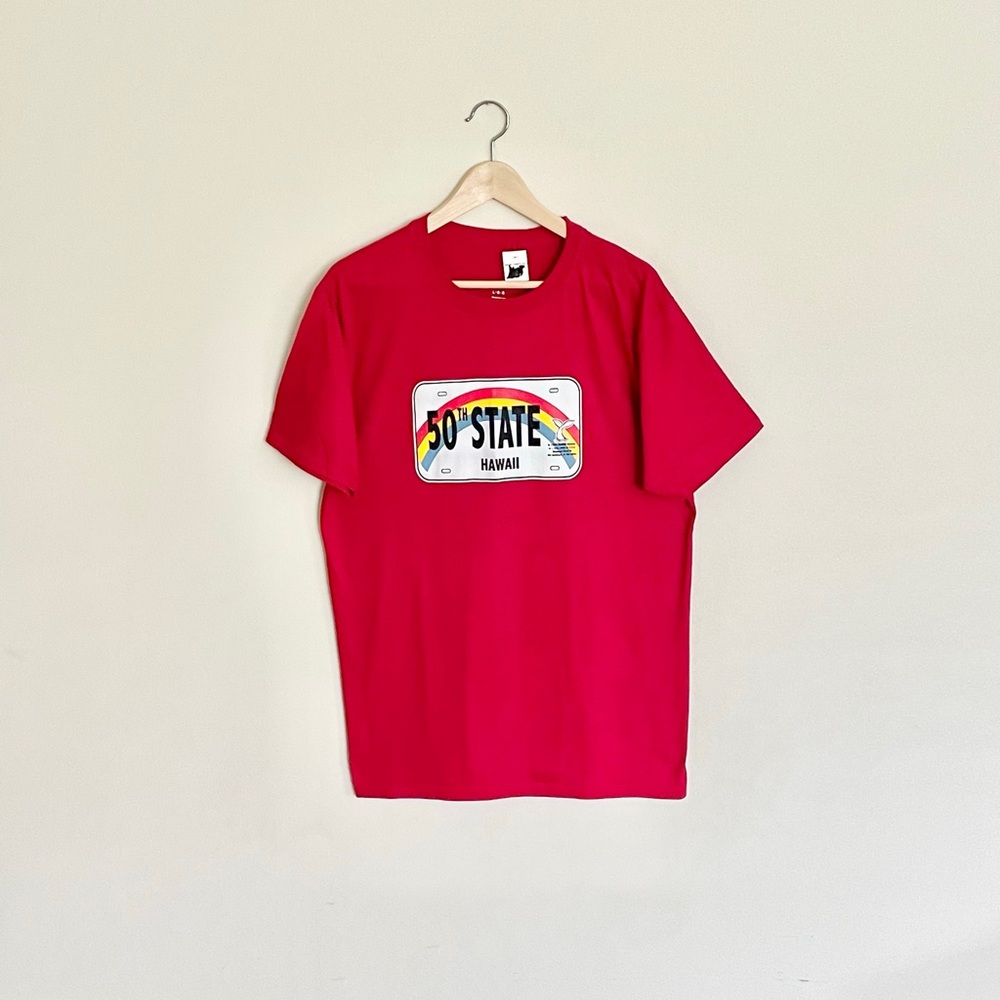 NEW Hawaii 50th State Rainbow License Plate Graphic Red T Shirt Adult size Large